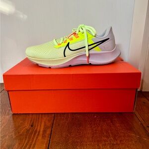 NIB - Nike Air Zoom Pegasus 38 Barely Volt/Black-Volt size 8.5 / UK 7.5 …